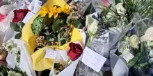 Fiori e bigliettini fuori al Monaldi per il piccolo Domenico: "Napoli piange il suo angelo"