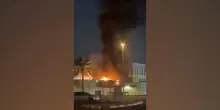 A Dubai un drone colpisce il consolato Usa: l'edificio in fiamme