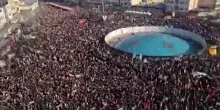 In piazza a Teheran il popolo pro regime: marea umana per celebrare Mojtaba Khamenei