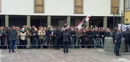 Funerali Bossi a Pontida, i cori contro Salvini: "Molla la camicia verde"