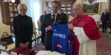 Regalo a sorpresa per il Papa: Macron dona a Leone la maglia autografata della nazionale di basket