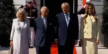 Carlo e Camilla all'arrivo alla Casa Bianca accolti da Melania e Donald Trump