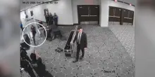 Spari alla cena dei corrispondenti, nuovo video: Allen attraversa metal detector con fucile e spara