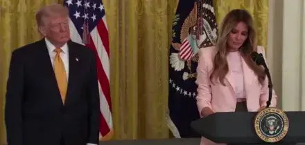 Melania elogia l'empatia di Donald Trump, la platea scoppia a ridere