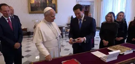 Papa Leone regala a Marco Rubio una penna di legno d'olivo: "Una pianta di pace"
