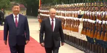 Xi accoglie Putin con la guardia d'onore, poi il t&egrave; a due