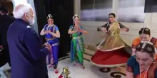 Modi a Roma, ballerine italiane eseguono danze classiche indiane. Lui applaude: "Quanta passione"