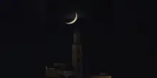 La luna si allinea al campanile della Cattedrale, nel timelapse la notte di Bari &egrave; magica