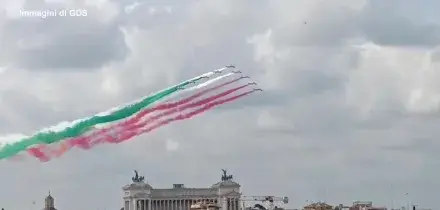 Le Frecce Tricolori sorvolano l'Altare della Patria per la Festa della Repubblica