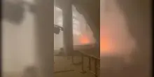Droni iraniani su aeroporto del Kuwait: le immagini dello scalo in fiamme dopo l'attacco