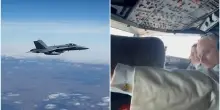 Papa Leone in volo verso Barcellona: dalla cabina di pilotaggio saluta il jet che lo scorta