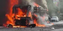 Belfast a fuoco: bus, auto, case in fiamme nelle proteste anti-immigrati dopo il fermo di un sudanese