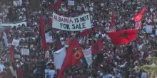 "L'Albania non &egrave; in vendita": migliaia in piazza a Tirana, continua la "rivoluzione dei fenicotteri"
