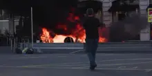 Ginevra, tensione al corteo anti G7: in fiamme una Tesla e vetrine in frantumi