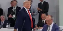 G7, Trump arriva al tavolo dei colloqui e scherza: "Sono il boss"