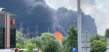 A Mosca gigantesca nube di fumo nero, fiamme dalla raffineria colpita dai droni ucraini