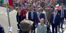 Giorgia Meloni a sorpresa in Friuli: la premier sfila al raduno degli Alpini del Triveneto