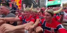La vogata vichinga a Times Square: i tifosi norvegesi invadono New York