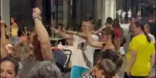 Viareggio, un gruppo canta "Bella ciao": passano Vannacci e la moglie che fa il gesto del dito medio