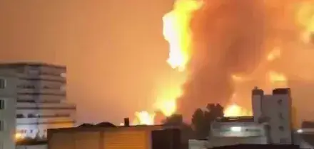 Iran, l'attacco americano nella notte: bombe, fuoco e fumo sulle citt&agrave; affacciate sullo Stretto