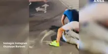 Militante di Fn picchia un migrante che bloccava il traffico e posta il video sui social