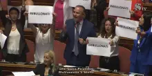 La protesta dei 5Stelle contro il governo: in aula cartelli con la scritta "Imbullonati"