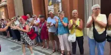 2 Agosto, la catena umana che applaude il passaggio del corteo