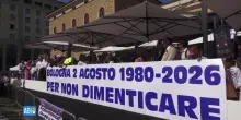 Strage Bologna, fischi dalla piazza contro Nordio: "Si legga il piano della P2"