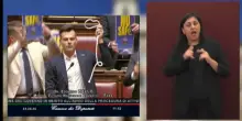 Un deputato di Vannacci sventola un cappio nell'aula della Camera