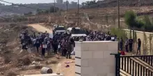 Attivisti israeliani portano cibo al villaggio palestinese di Qusra, la polizia non li fa avvicinare