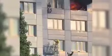 A Berlino una donna ha dovuto decidere tra un salto nel vuoto e le fiamme