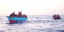 Nave di Emergency soccorre un'imbarcazione con 50 migranti. Sette cadaveri a bordo