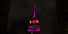 New York, l'Empire State Building si illumina di fucsia in onore di Dolly Parton