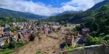 Inferno d'acqua in Nepal: il fiume travolge ponte e case con una violenza spaventosa