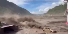 Alluvione tra Tibet e Nepal, la furia dell'acqua &egrave; incontenibile: le auto vengono trascinate via