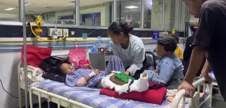 Nepal, a 8 anni si salva dall'alluvione arrampicandosi sugli alberi: l'incontro con la madre
