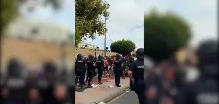 La polizia spara in aria per disperdere i migranti a Ceuta. Tensione al centro di accoglienza