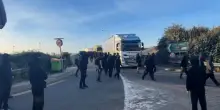 Dover, protesta anti-migranti: centinaia di incappucciati a volto coperto bloccano il porto