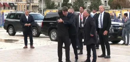 Witkoff e Kushner per la prima volta a Kiev. L'abbraccio con Zelensky