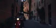 Gli Oasis a Roma nel 2027? Il video-indizio in vespa tra i vicoli di Trastevere