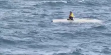 Il salvataggio di un quindicenne alla deriva per giorni al largo dell'Alaska su una barca capovolta