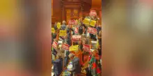 Legge elettorale approvata in Senato. L'opposizione protesta con i cartelli "No alla truffa"