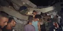 Gaza, crolla palazzo di 6 piani: i soccorsi delle persone intrappolate tra le macerie