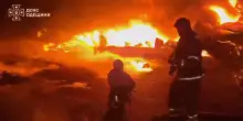 Attacco russo alle infrastrutture portuali di Odessa: i capannoni in fiamme