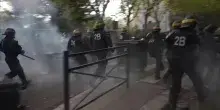 Francia, tensione alle proteste degli studenti: scontri tra polizia e manifestanti a Saint-Denis