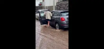 Nubifragio a Lipari, l'acqua invade tutto. Strade come fiumi in piena