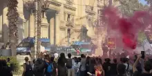 Studenti lanciano petardi contro il ministero dell'Istruzione a Roma