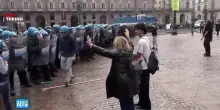 Gli idranti contro il corteo degli studenti a Piazza Castello a Torino