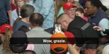 Sud Carolina, al comizio di Trump contestatore steso con un pugno. Il presidente: "Wow, che colpo!"