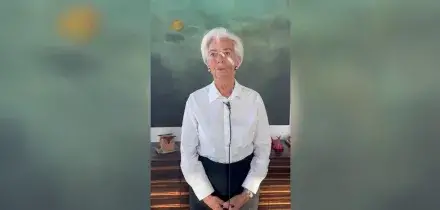 Lagarde annuncia le dimissioni dalla Bce con due cerotti sul viso: "Seguite i consigli dei medici"